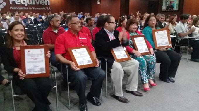 Entrega De Certificados Y Placas A  Graduandos De La Misión Alma Mater